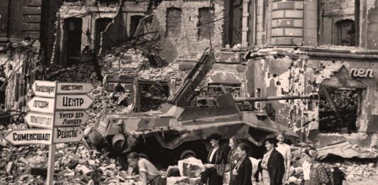 Un grupo de mujeres pasea por las ruinas de BERLÍN tras la II Guerra Mundial (Hulton-Deutsch Collection).