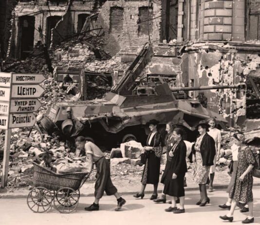 Un grupo de mujeres pasea por las ruinas de BERLÍN tras la II Guerra Mundial (Hulton-Deutsch Collection).