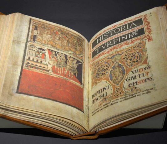 LAS FABULOSAS ANDANZAS DE CARLOMAGNO en Hispania (página izquierda de la ilustración) son parte de los relatos que contiene el Códice, junto con los milagros atribuidos a Santiago el Mayor.
