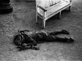 Tres días de julio de 1936 Soldado muerto en la plaza de Cataluña de Barcelona, durante los enfrentamientos en los primeros días de la guerra civil española.