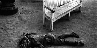 Tres días de julio de 1936 Soldado muerto en la plaza de Cataluña de Barcelona, durante los enfrentamientos en los primeros días de la guerra civil española.