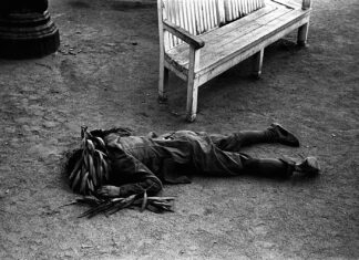 Soldado muerto en la plaza de Cataluña de Barcelona, durante los enfrentamientos en los primeros días de la guerra civil española.