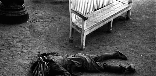 Tres días de julio de 1936 Soldado muerto en la plaza de Cataluña de Barcelona, durante los enfrentamientos en los primeros días de la guerra civil española.