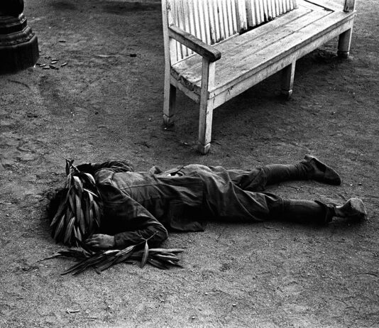 Tres días de julio de 1936 Soldado muerto en la plaza de Cataluña de Barcelona, durante los enfrentamientos en los primeros días de la guerra civil española.