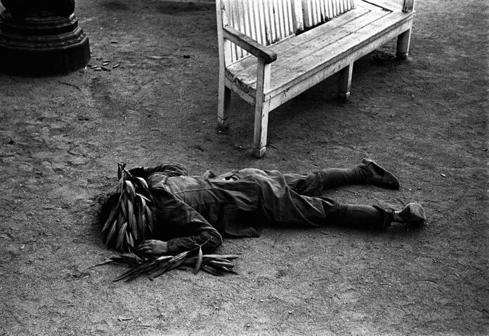 Soldado muerto en la plaza de Cataluña de Barcelona, durante los enfrentamientos en los primeros días de la guerra civil española. Soldado muerto en la plaza de Cataluña de Barcelona, durante los enfrentamientos en los primeros días de la guerra civil española.