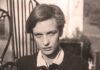 Schwarzenbach, un ángel devastado Retrato de Annemarie Schwarzenbach sosteniendo una cámara Rolleiflex Standard 621, fotografía tomada por Anita Forrer.