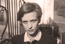 Retrato de Annemarie Schwarzenbach sosteniendo una cámara Rolleiflex Standard 621, fotografía tomada por Anita Forrer.