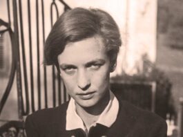 Retrato de Annemarie Schwarzenbach sosteniendo una cámara Rolleiflex Standard 621, fotografía tomada por Anita Forrer.