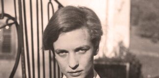 Retrato de Annemarie Schwarzenbach sosteniendo una cámara Rolleiflex Standard 621, fotografía tomada por Anita Forrer.