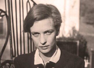 Schwarzenbach, un ángel devastado Retrato de Annemarie Schwarzenbach sosteniendo una cámara Rolleiflex Standard 621, fotografía tomada por Anita Forrer.