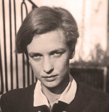 Schwarzenbach, un ángel devastado Retrato de Annemarie Schwarzenbach sosteniendo una cámara Rolleiflex Standard 621, fotografía tomada por Anita Forrer.