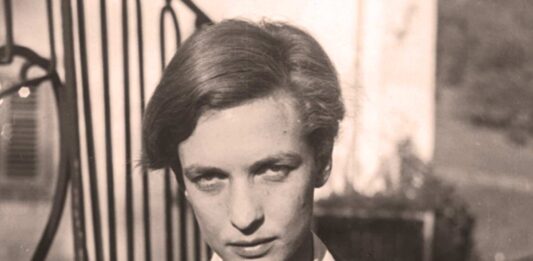 Schwarzenbach, un ángel devastado Retrato de Annemarie Schwarzenbach sosteniendo una cámara Rolleiflex Standard 621, fotografía tomada por Anita Forrer.