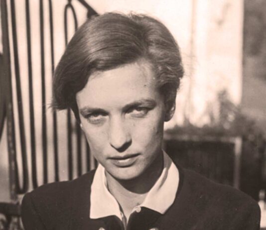 Retrato de Annemarie Schwarzenbach sosteniendo una cámara Rolleiflex Standard 621, fotografía tomada por Anita Forrer.