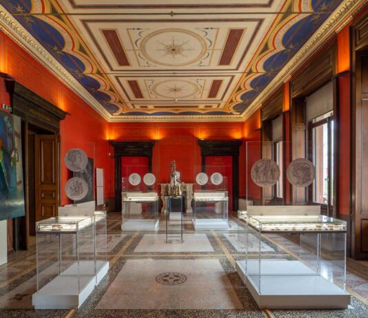 OBRA DE ERNST ZIELLER, la mansión se diseñó en estilo neoclásico con elementos del Renacimiento italiano. Fue bautizada como Iliou Melathron, el palacio de Troya.