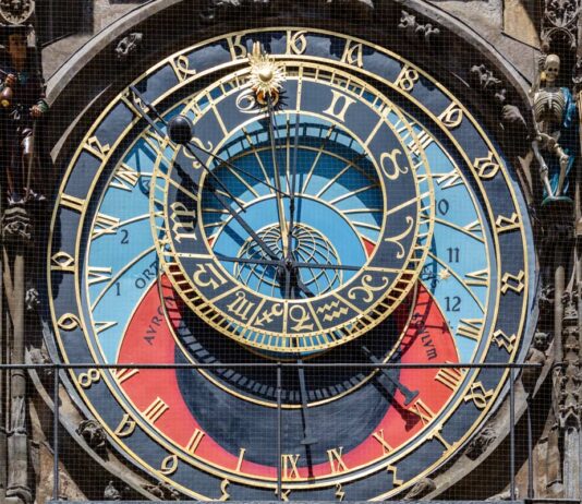 Relojes astronómicos: la medida del firmamento Quizás lo más impresionante de estos relojes astronómicos sea el cuadrante astronómico.