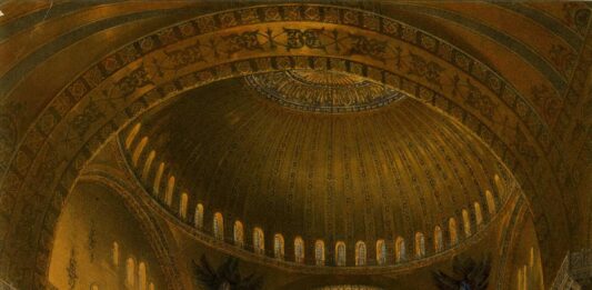 Vista interior de la mezquita de Santa Sofía en Estambul desde el balcón, con dos cúpulas arriba, multitud de fieles sobre la alfombra abajo y la entrada al fondo, según los dibujos de Fossati.