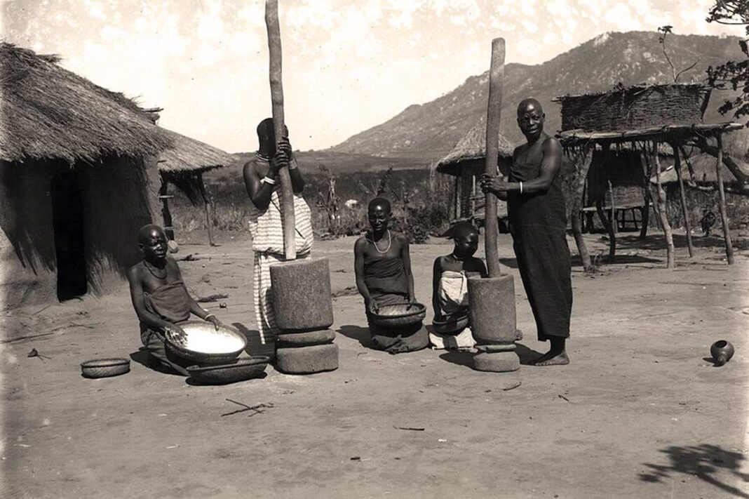 Mujeres machacando maíz en Malawi (África) a mediados del siglo XX. Fotografía: The Society of Malawi Historical and Scientific.