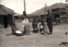 Así destruyó el Viejo Continente a África Mujeres machacando maíz en Malawi (África) a mediados del siglo XX. Fotografía: The Society of Malawi Historical and Scientific.
