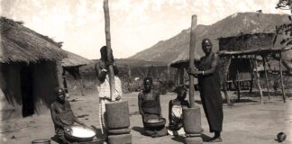 Así destruyó el Viejo Continente a África Mujeres machacando maíz en Malawi (África) a mediados del siglo XX. Fotografía: The Society of Malawi Historical and Scientific.