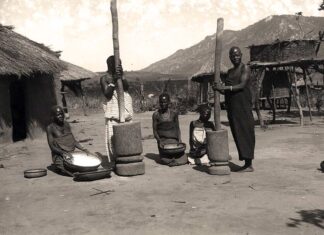 Así destruyó el Viejo Continente a África Mujeres machacando maíz en Malawi (África) a mediados del siglo XX. Fotografía: The Society of Malawi Historical and Scientific.