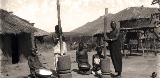 Así destruyó el Viejo Continente a África Mujeres machacando maíz en Malawi (África) a mediados del siglo XX. Fotografía: The Society of Malawi Historical and Scientific.