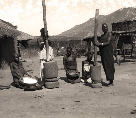 Mujeres machacando maíz en Malawi (África) a mediados del siglo XX. Fotografía: The Society of Malawi Historical and Scientific.