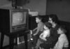 La televisión que construyó un país Una familia española frente a uno de los primeros aparatos de televisión que hubo en España.