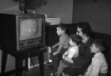 La televisión que construyó un país Una familia española frente a uno de los primeros aparatos de televisión que hubo en España.