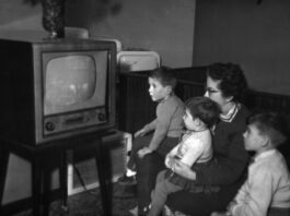 Una familia española frente a uno de los primeros aparatos de televisión que hubo en España.