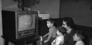 Una familia española frente a uno de los primeros aparatos de televisión que hubo en España.