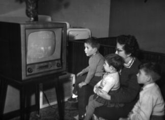 Una familia española frente a uno de los primeros aparatos de televisión que hubo en España.