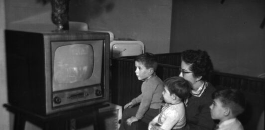 La televisión que construyó un país Una familia española frente a uno de los primeros aparatos de televisión que hubo en España.
