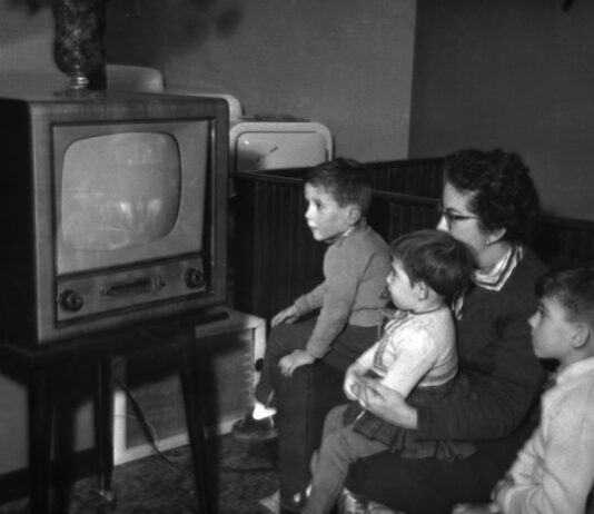 La televisión que construyó un país Una familia española frente a uno de los primeros aparatos de televisión que hubo en España.