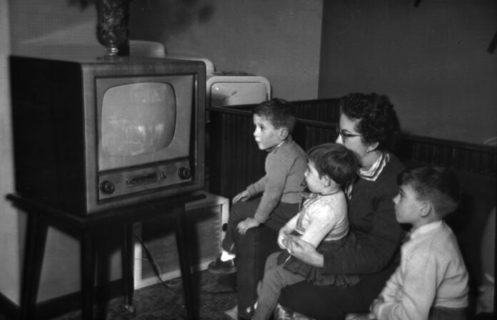 Una familia española frente a uno de los primeros aparatos de televisión que hubo en España. Una familia española frente a uno de los primeros aparatos de televisión que hubo en España.