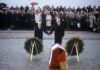 De la CECA a la Unión Europea HELMUT KOHL Y FRANÇOIS MITTERRAND, en 1984, durante un acto en el lugar de la Batalla de Verdún (1916), que enfrentó a ambos países.