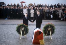 HELMUT KOHL Y FRANÇOIS MITTERRAND, en 1984, durante un acto en el lugar de la Batalla de Verdún (1916), que enfrentó a ambos países.