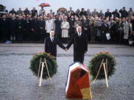 De la CECA a la Unión Europea HELMUT KOHL Y FRANÇOIS MITTERRAND, en 1984, durante un acto en el lugar de la Batalla de Verdún (1916), que enfrentó a ambos países.