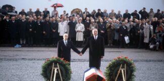 De la CECA a la Unión Europea HELMUT KOHL Y FRANÇOIS MITTERRAND, en 1984, durante un acto en el lugar de la Batalla de Verdún (1916), que enfrentó a ambos países.