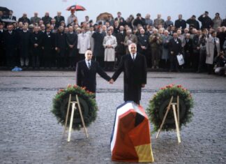 HELMUT KOHL Y FRANÇOIS MITTERRAND, en 1984, durante un acto en el lugar de la Batalla de Verdún (1916), que enfrentó a ambos países.