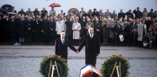 HELMUT KOHL Y FRANÇOIS MITTERRAND, en 1984, durante un acto en el lugar de la Batalla de Verdún (1916), que enfrentó a ambos países.