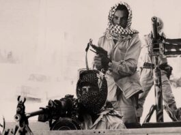 MILICIAS PALESTINAS patrullan por las calles de Ammán, capital de Jordania, el 4 de septiembre de 1970.