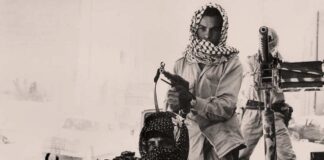 MILICIAS PALESTINAS patrullan por las calles de Ammán, capital de Jordania, el 4 de septiembre de 1970.