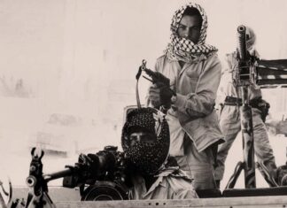 MILICIAS PALESTINAS patrullan por las calles de Ammán, capital de Jordania, el 4 de septiembre de 1970.
