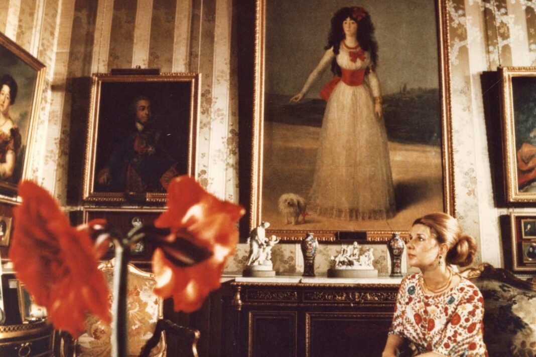 La duquesa de Alba en en el salón Goya del Palacio de Liria.