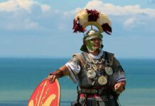 Las insignias del valor en Roma Recreación de un CENTURIÓN luciendo insignias, faleras de plata y torques.