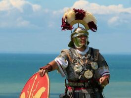 Las insignias del valor en Roma Recreación de un CENTURIÓN luciendo insignias, faleras de plata y torques.
