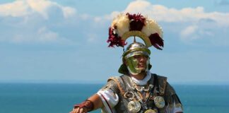 Las insignias del valor en Roma Recreación de un CENTURIÓN luciendo insignias, faleras de plata y torques.