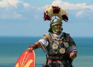Las insignias del valor en Roma Recreación de un CENTURIÓN luciendo insignias, faleras de plata y torques.
