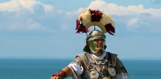 Recreación de un CENTURIÓN luciendo insignias, faleras de plata y torques.