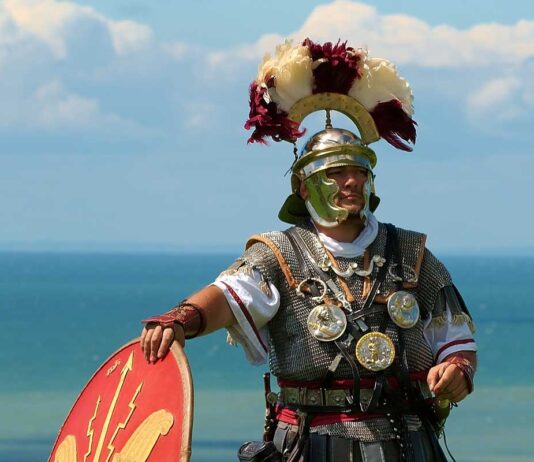 Recreación de un CENTURIÓN luciendo insignias, faleras de plata y torques.